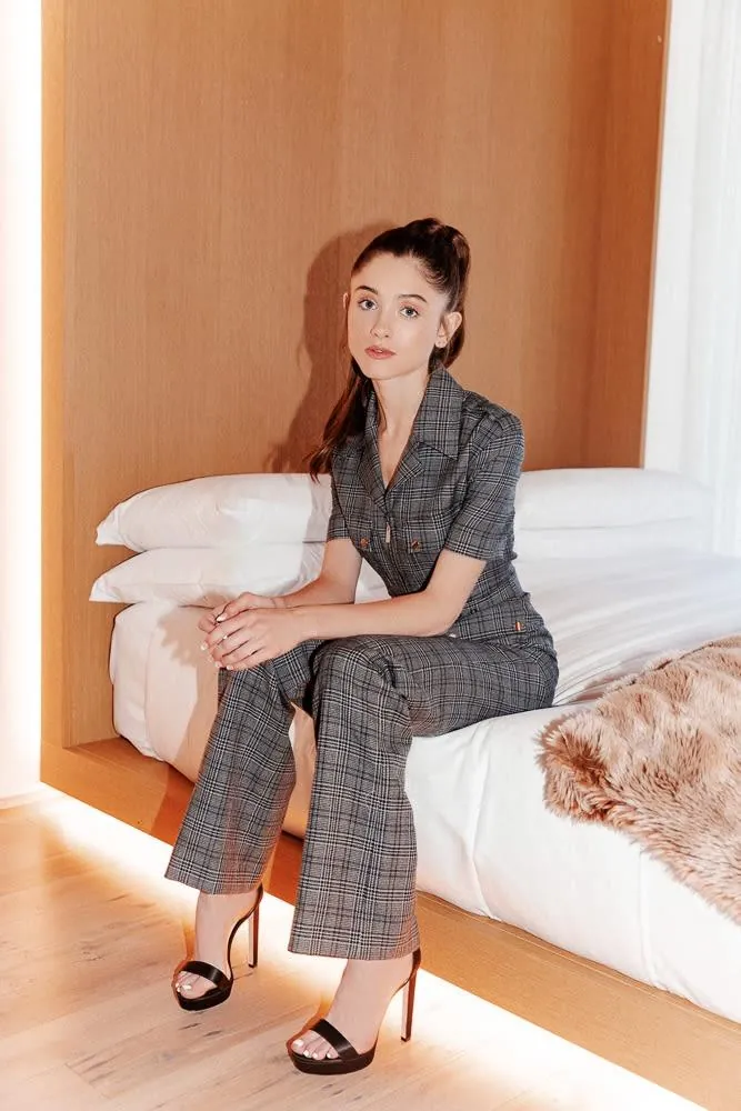 [L] Natalia Dyer’s Brand New Assistant JOIP 