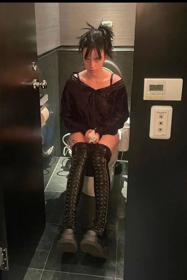 [L] Billie Eilish Backstage Experience(femdom, humiliation)